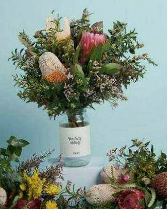 Chemins de table aux couleurs de la marque avec fleurs