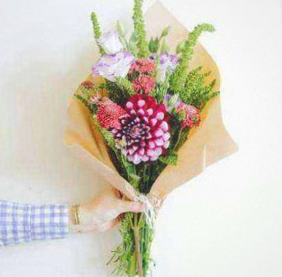 Chemin de table floral pour banquet