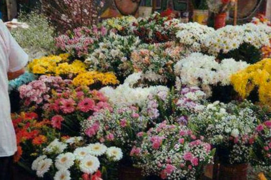 Centre de table de réception avec fleurs locales
