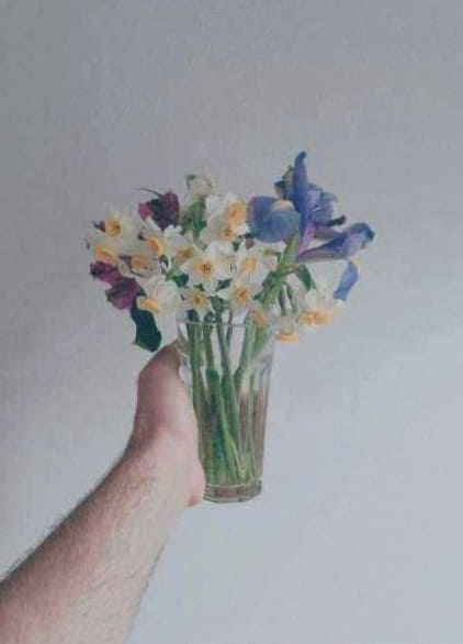Bouquet de cérémonie intime sur une table