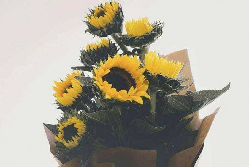 Couple tenant un petit bouquet